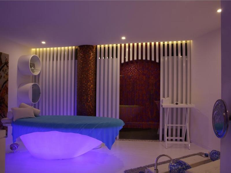 Double Six Luxury Hotel