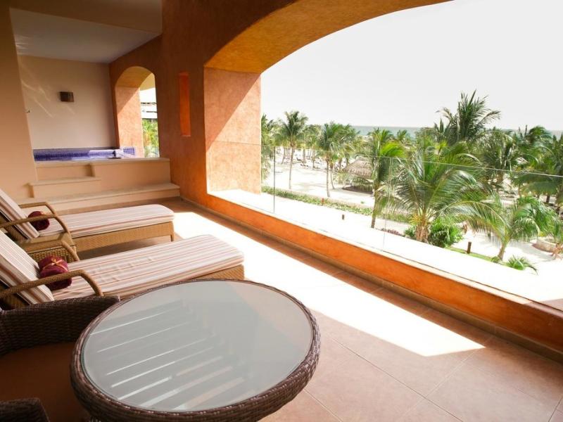 Premium Level at Barcelo Maya Palace