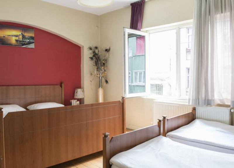 Cheers Midtown Hostel