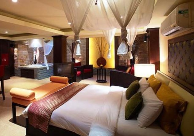 Room Club The Bed Suite