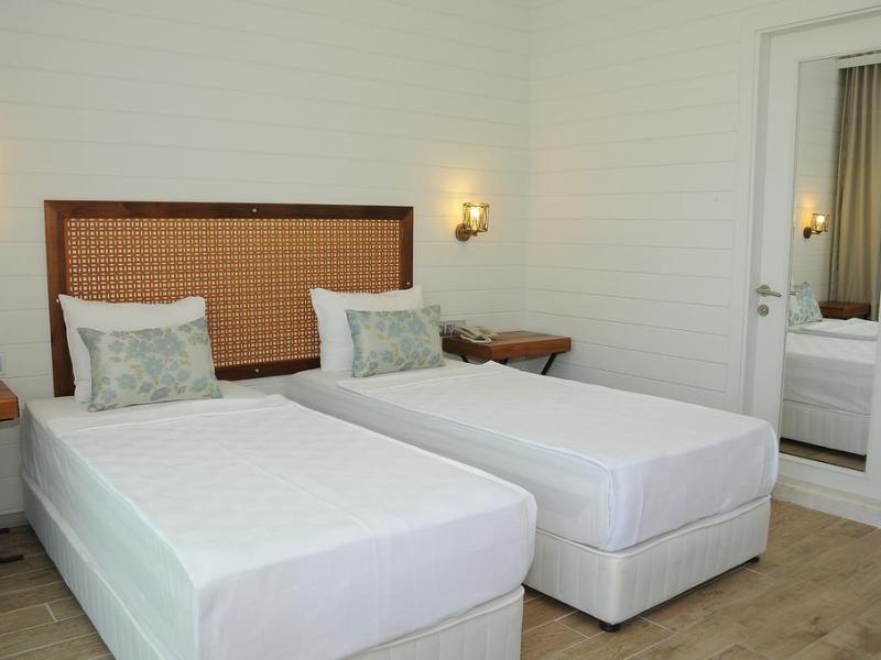 Risus Aqua Beach Resort Hotel