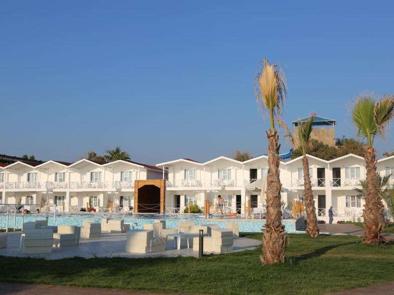Risus Aqua Beach Resort Hotel