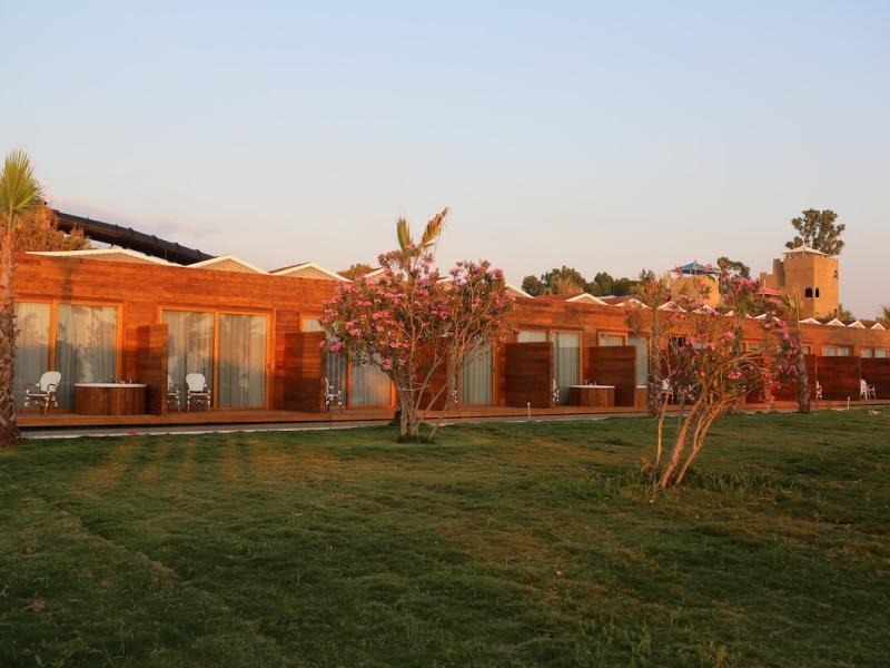 Risus Aqua Beach Resort Hotel