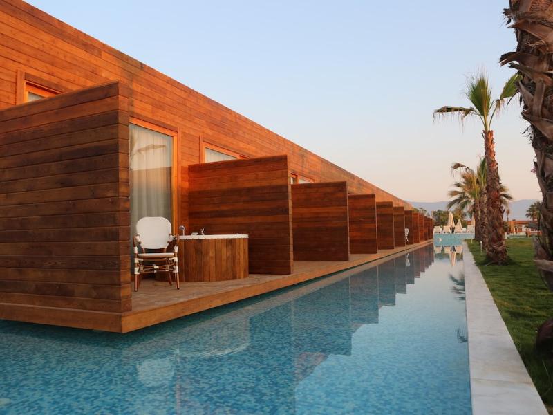 Risus Aqua Beach Resort Hotel