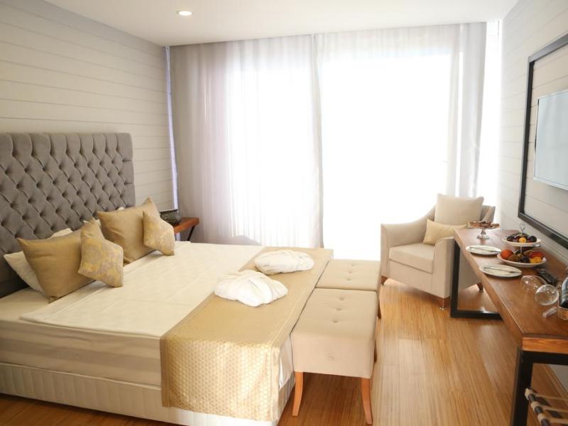 Risus Aqua Beach Resort Hotel