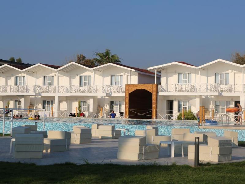 Risus Aqua Beach Resort Hotel