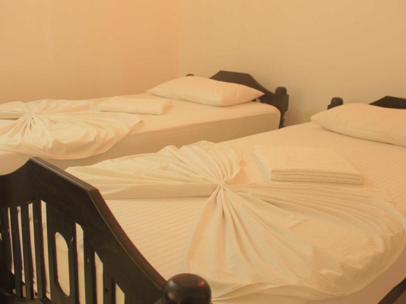 Tharusha Holiday Inn