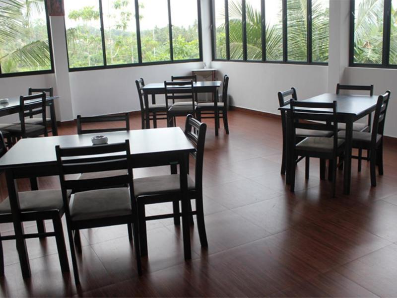 Tharusha Holiday Inn