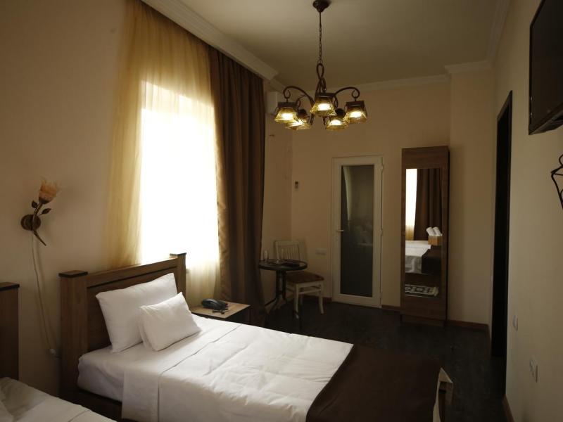 Log Inn Boutique Hotel
