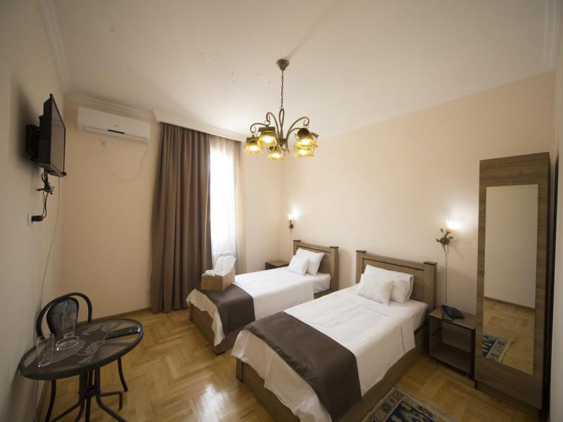 Log Inn Boutique Hotel