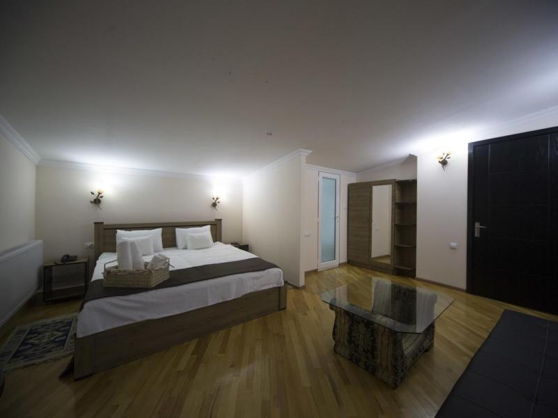 Log Inn Boutique Hotel
