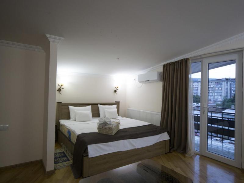 Log Inn Boutique Hotel