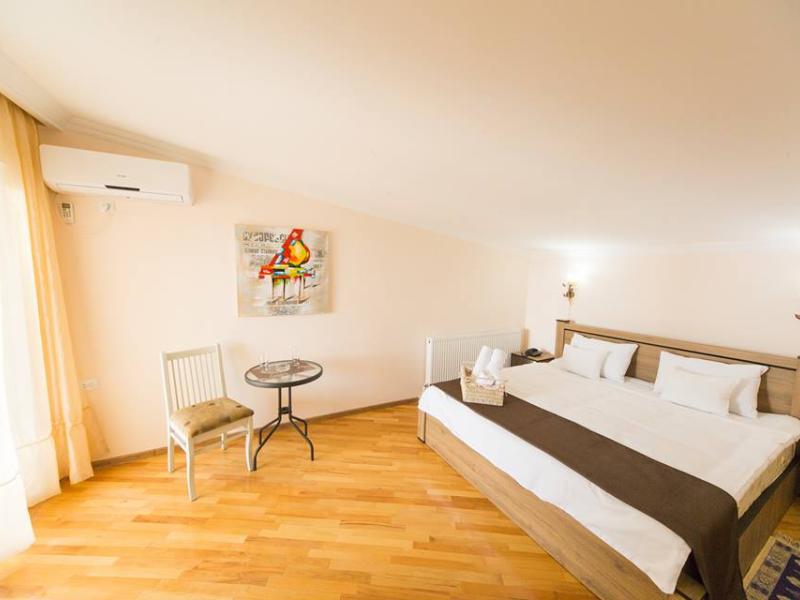 Log Inn Boutique Hotel