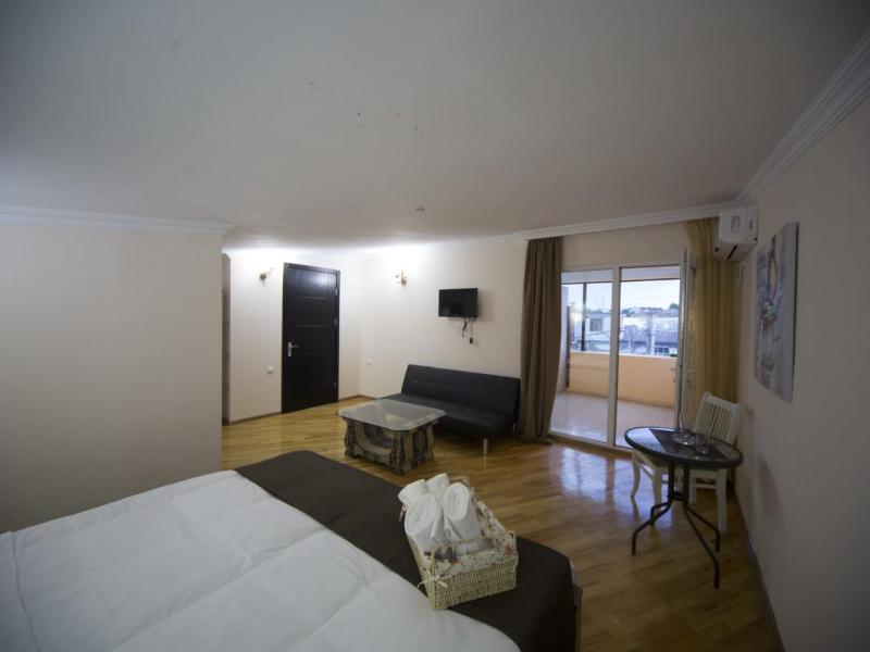 Log Inn Boutique Hotel