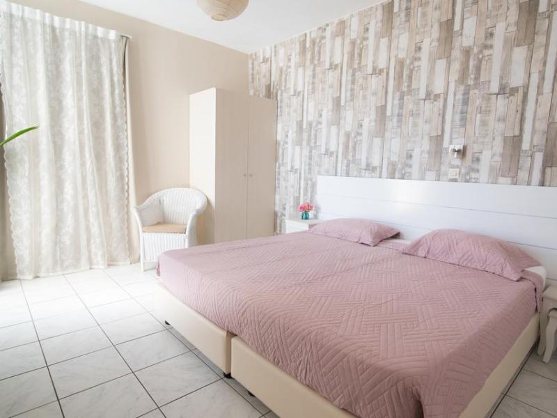 Silver Sun Studios & Apartments