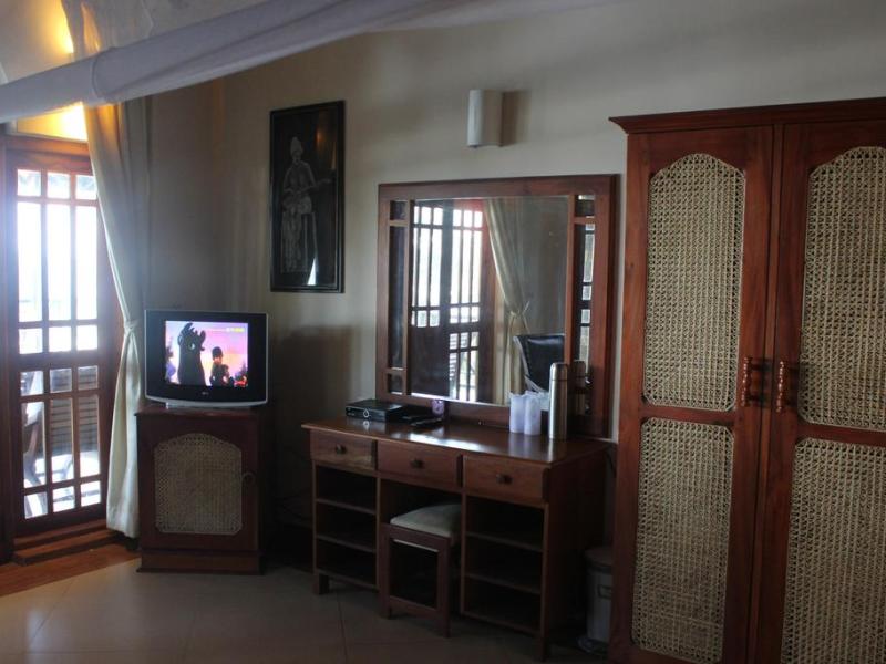 Warahena Beach Hotel